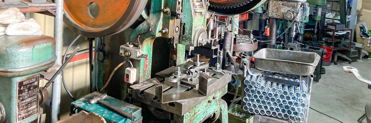 加工用機械と鋼材写真1